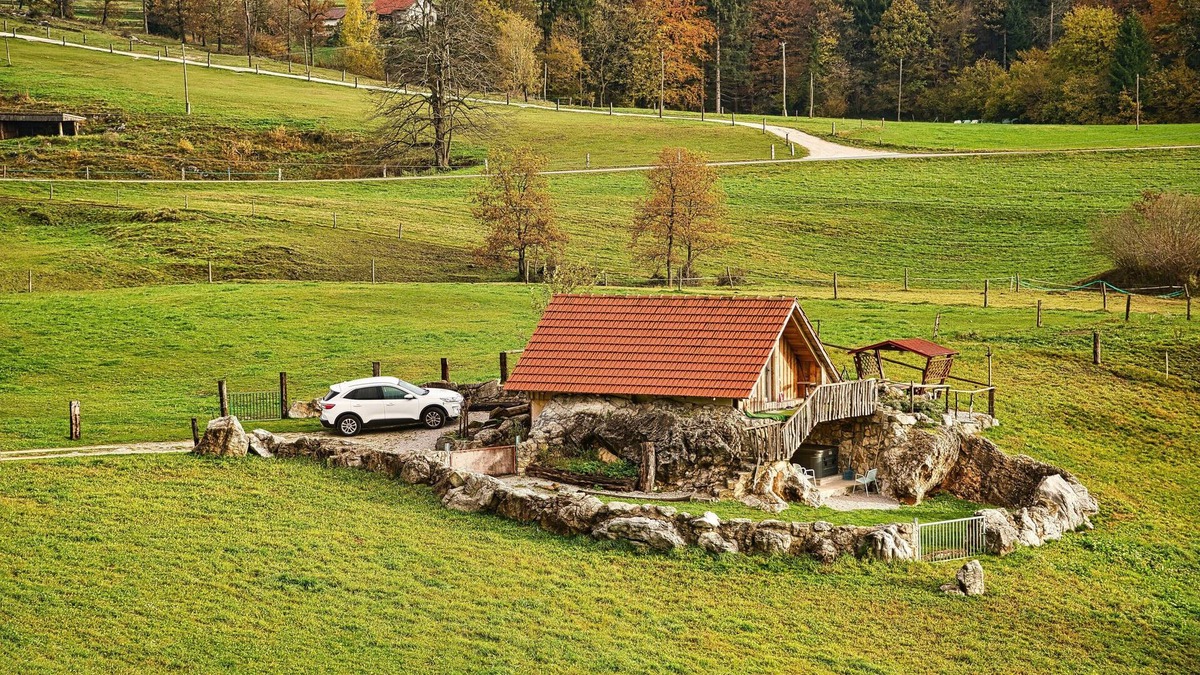 Ivancna Gorica Cottage | Cottage on the rocks with hot tub and sauna