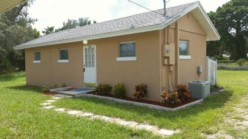 Laurel House | Cottage on Walking Distance To Nokomis Beach