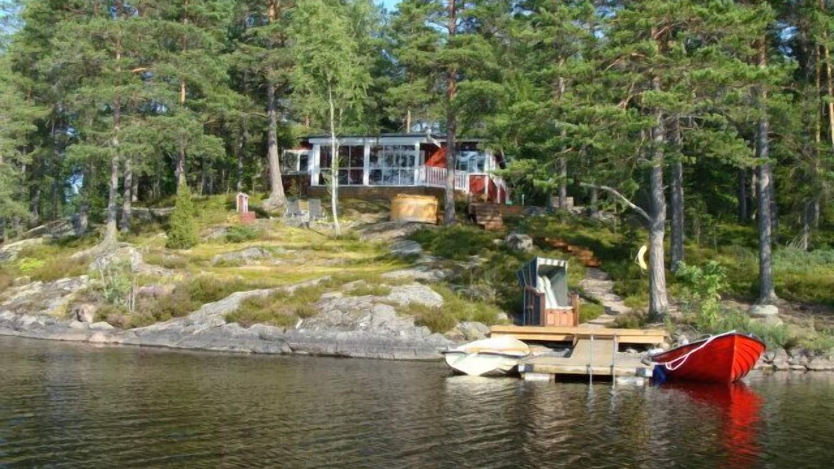 Hultsfred House | Cottage OPPBJÄRKEN, lakeside property, bathing jetty, bathing buoy. Rowing boat, WLAN
