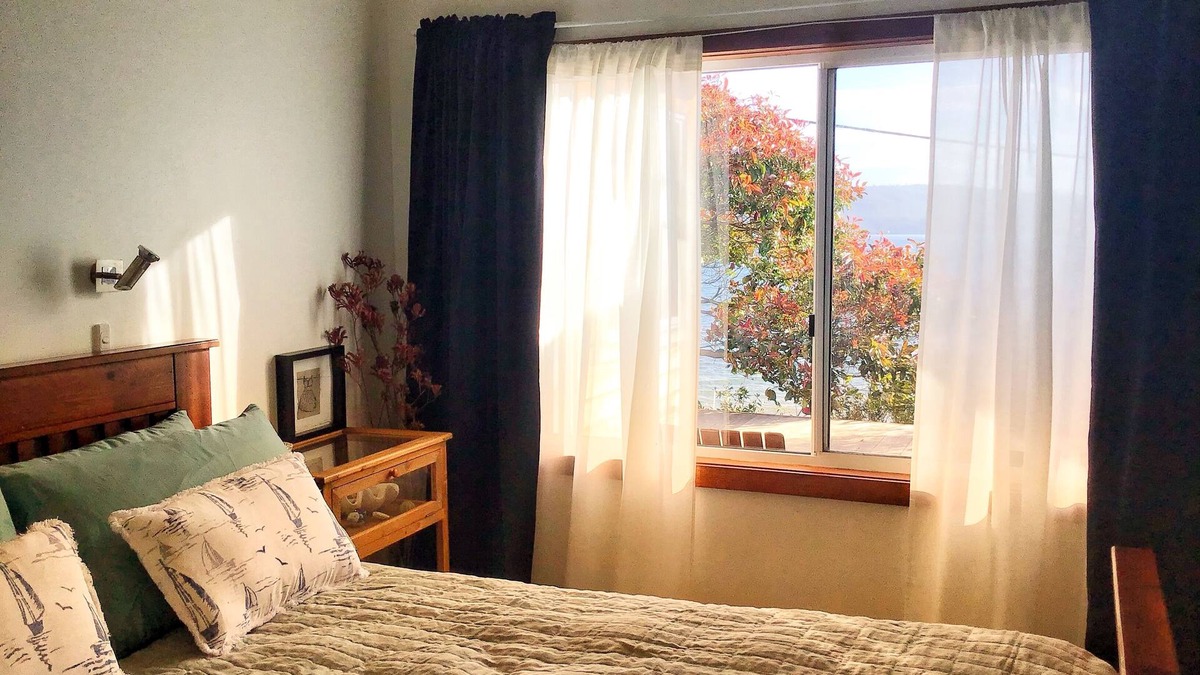 Tinderbox Cottage | Cottage overlooking marine reserve - 1 minute to beach