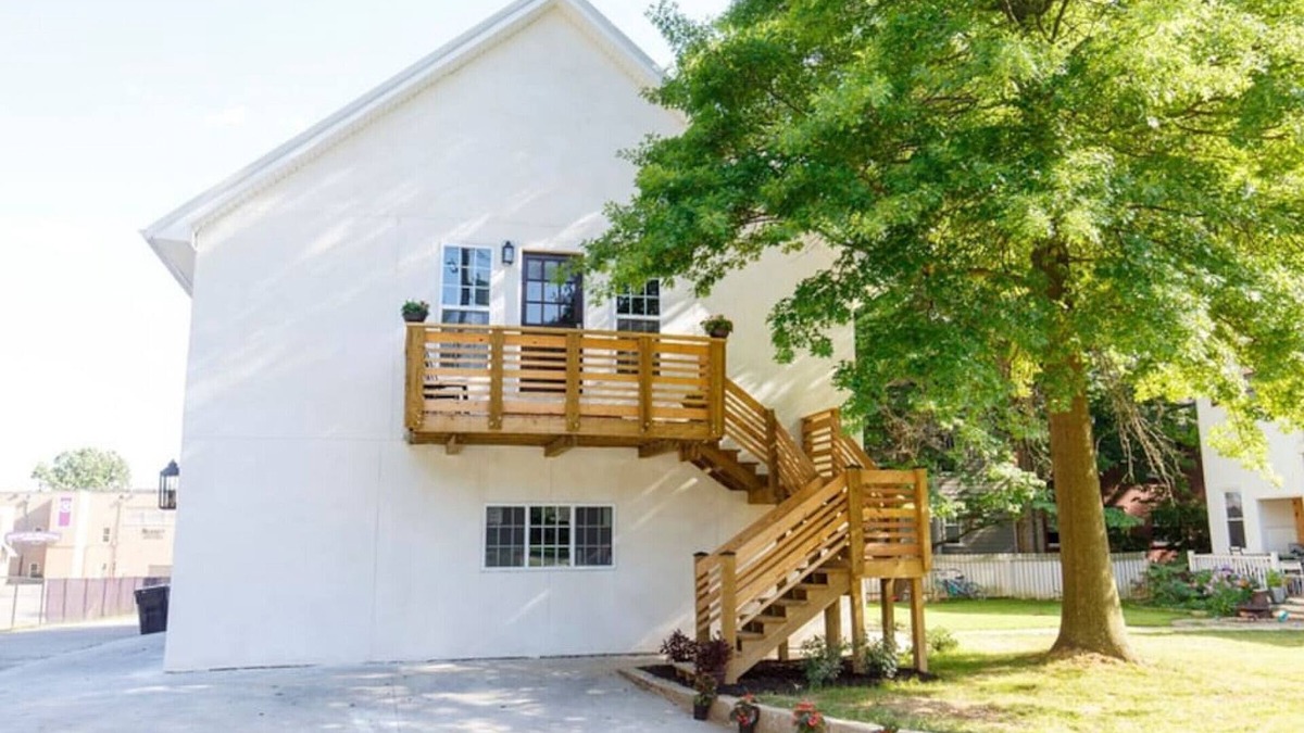 Crescent Hill House | Cottage Park Carriage House. Rest & Explore with Hollyhock