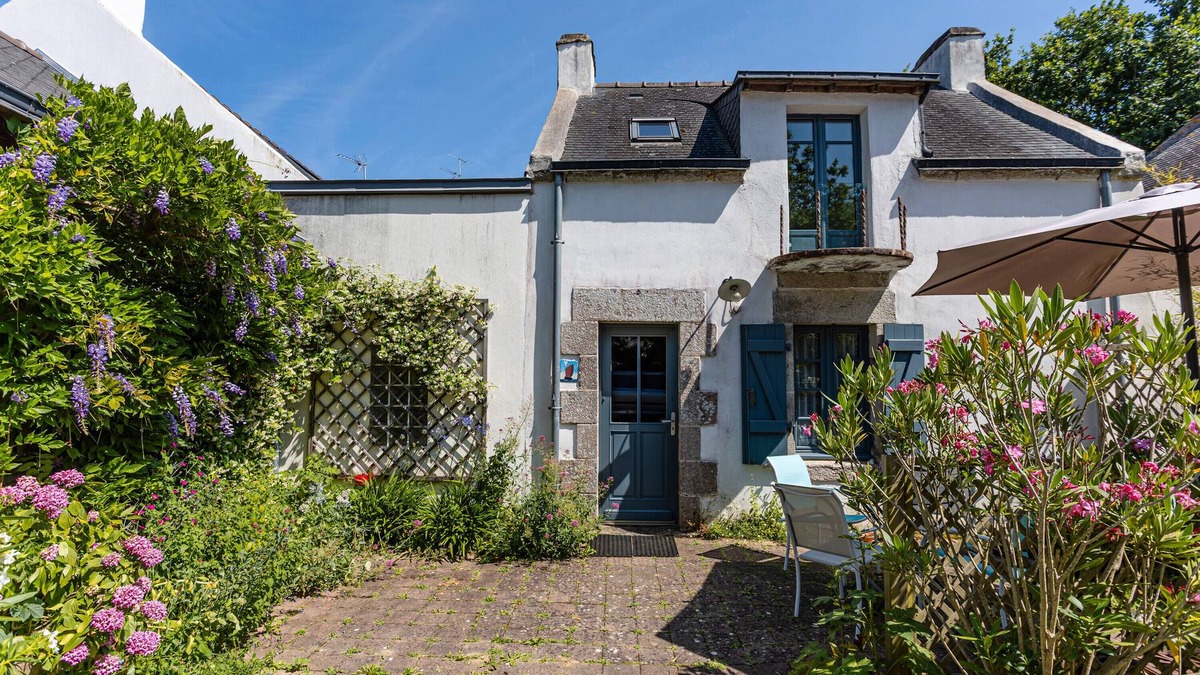 Theix-Noyalo Cottage | Cottage 'Petit Gite Confortable Dans Village' with Private Terrace, Shared Garden and Wi-Fi