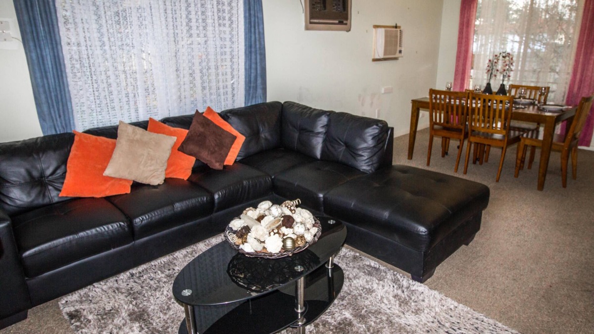 Manilla House | Cottage plus Caravan Stay close to CBD - FREE WiFi - Pet Friendly - Paragliding - Nature - Lake Keepit - Country Music