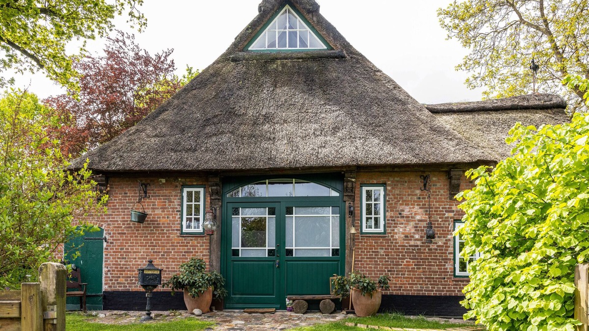 Kuden Cottage | Cottage 'Reetdachhaus Bischoff' with Private Terrace, Private Garden and Wi-Fi