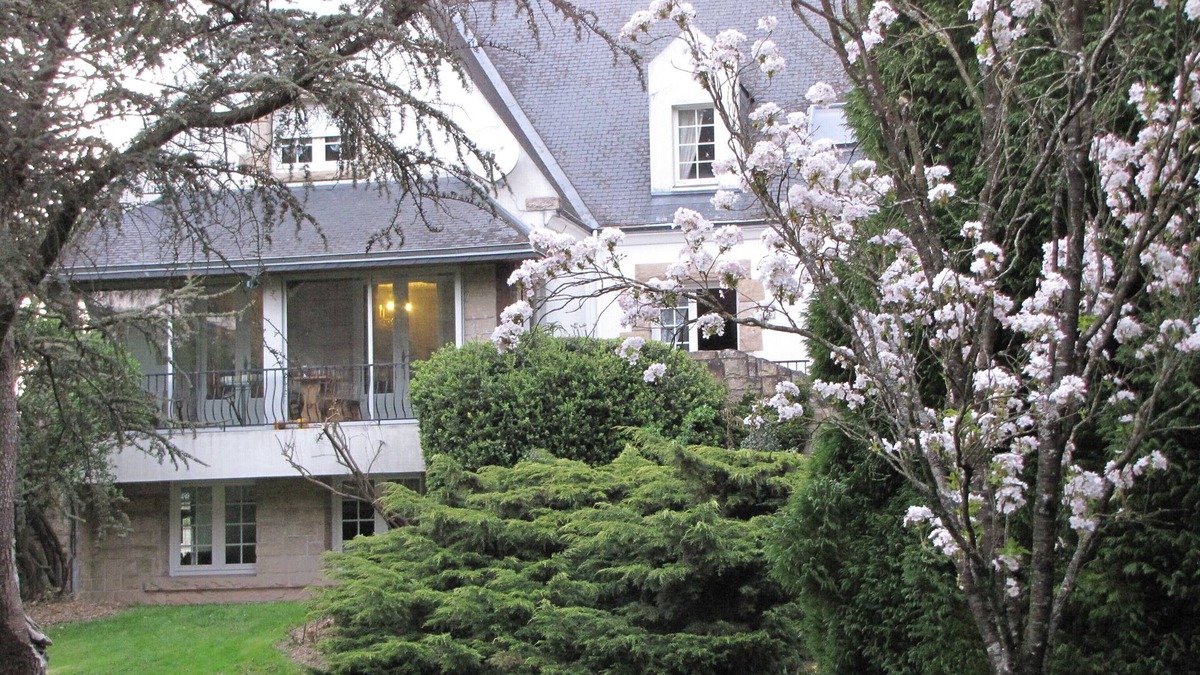 Baulon Cottage | Cottage Rental 90 m² with its beautiful park of 4000 m² and beautiful trees.