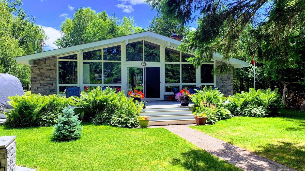 Kincardine House | Cottage Rental close to lake Huron beach!