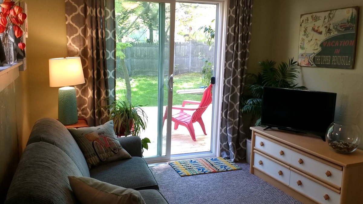 Marquette House | Cottage retreat 1/2 block to beach & bike path! Includes 2 bikes. Bring the dog!