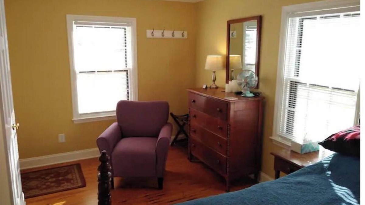 Keene House | Cottage Retreat - Wine, Horses, Convenient