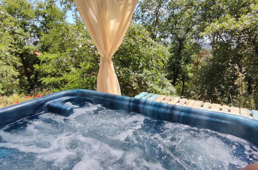 Vancia - Crepieux Apartment | Cottage romantique, son jacuzzi privatif, piscine