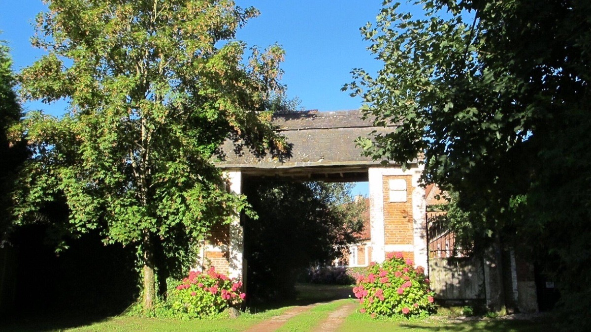 Tortefontaine Cottage | Cottage sleeps 10 all ensuite with outside pool