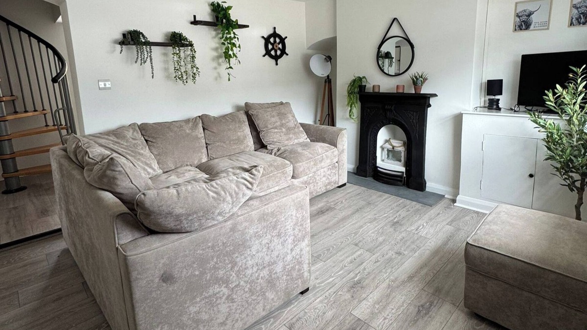 Middlewich House | Cottage - Sleeps 4 - Pets Ok - Garden - Parking