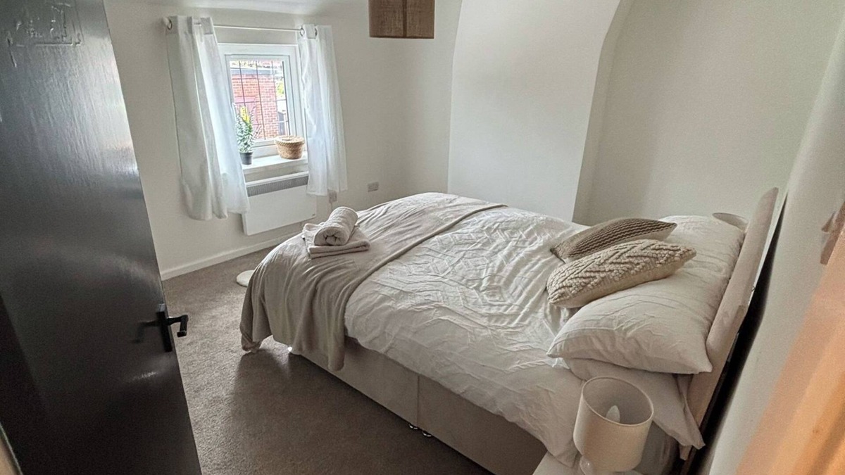 Middlewich Cottage | Cottage - Sleeps 4 - Pet Ok - Patio - Parking