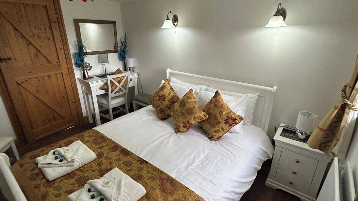 Cauldon Low Cottage | Cottage - Sleeps 6 - Pet friendly - Garden