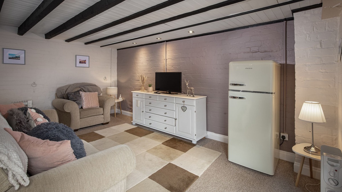 Lytham St. Anne's Cottage | Cottage - Sleeps4 - PetFriendly - Garden - ByBeach