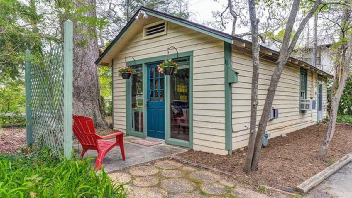 Kenilworth Cottage | Cottage Studio - private patio/yard! LOCATION!