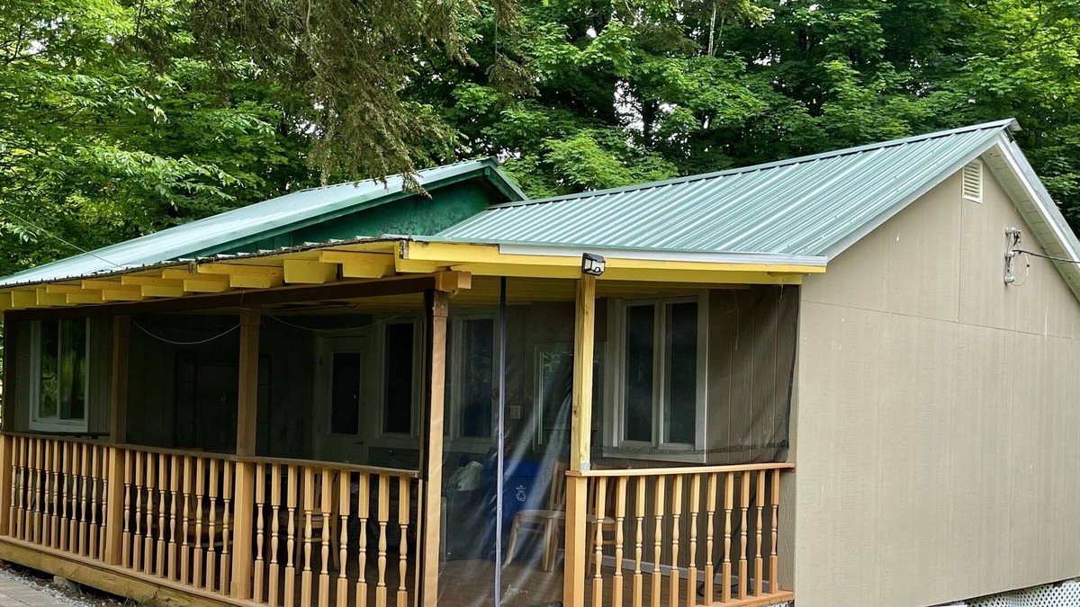 Mongaup Valley House | Cottage style Bungalow/shared pool 8 min to bethel woods/10min to world Casino