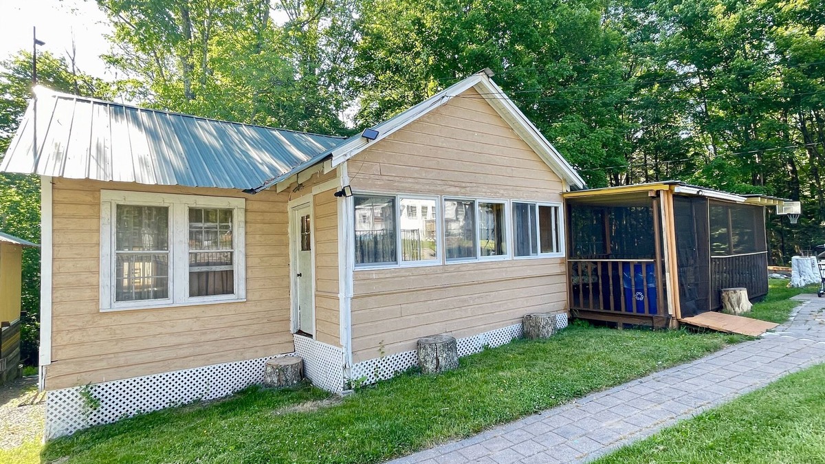 Mongaup Valley House | Cottage style Bungalow shared Pool 8 min to bethel woods/10min to world Casino