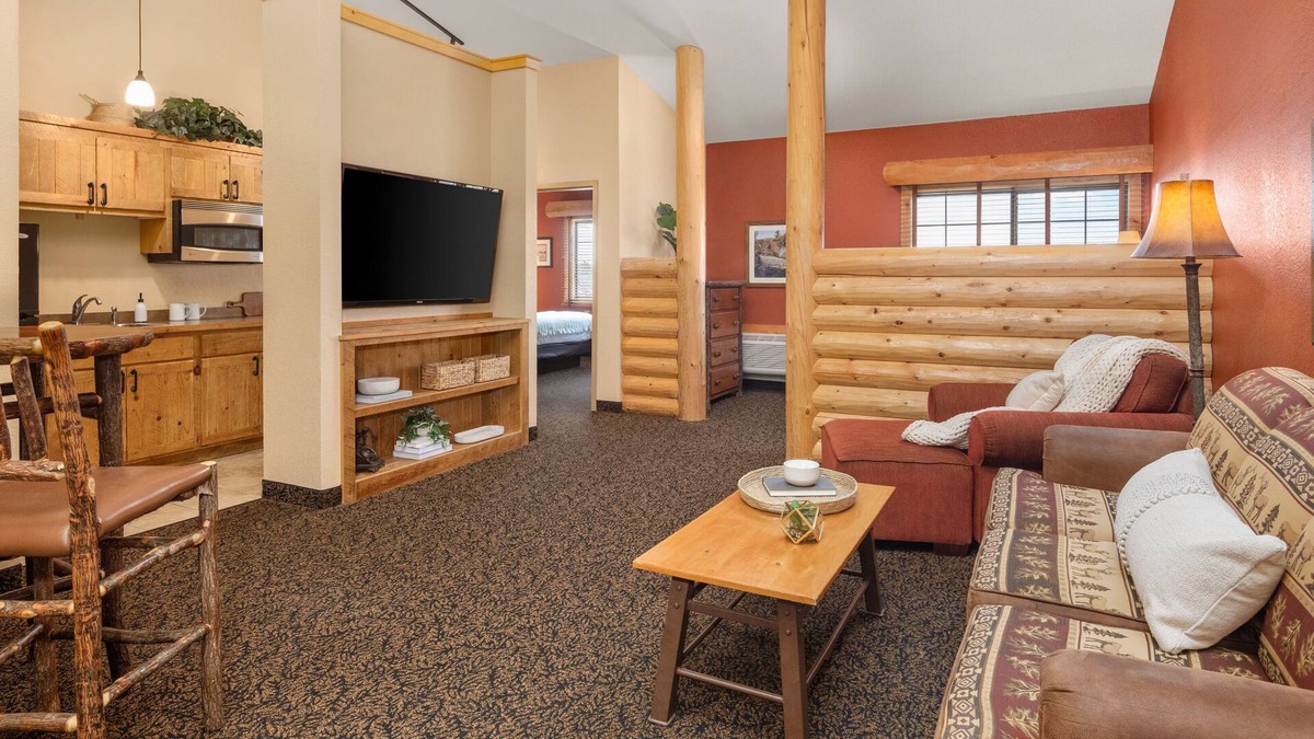 Rothschild House | Cottage Suite With Full Kitchen, Access to Pool, Hot Tub, and Gym