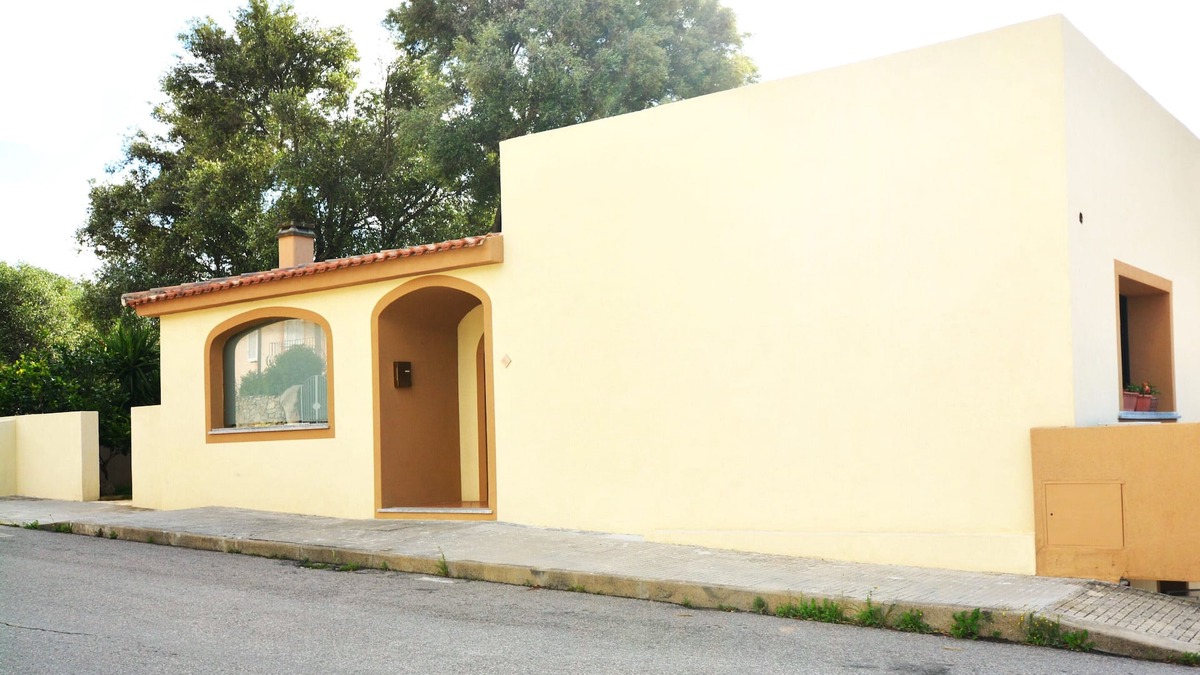 Arzachena House | Cottage The Olive Trees A, lovely studio with garden.