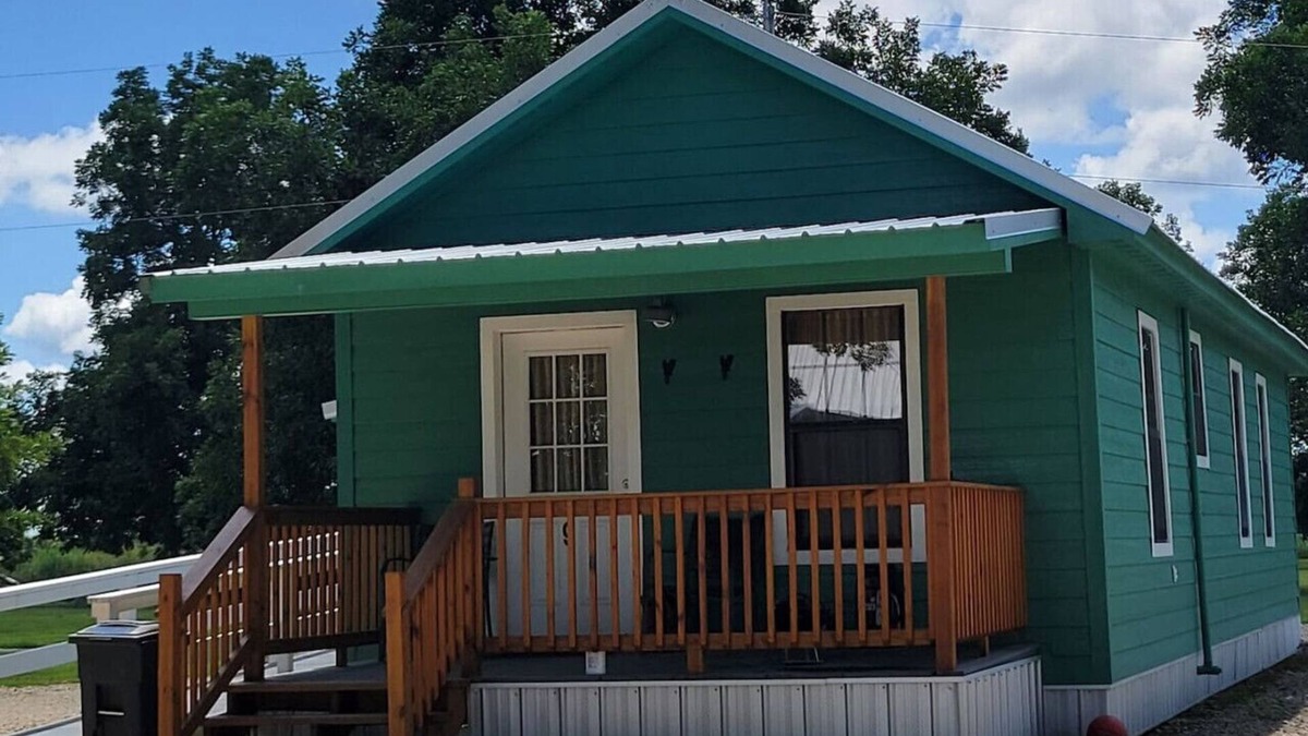 Lake Village Cabin | Cottage tucked in back of orchard with full kitchen and lake access!