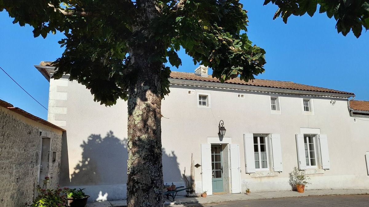 Ambleville House | Cottage 'Vacation Rental' with Private Terrace, Private Garden and Wi-Fi