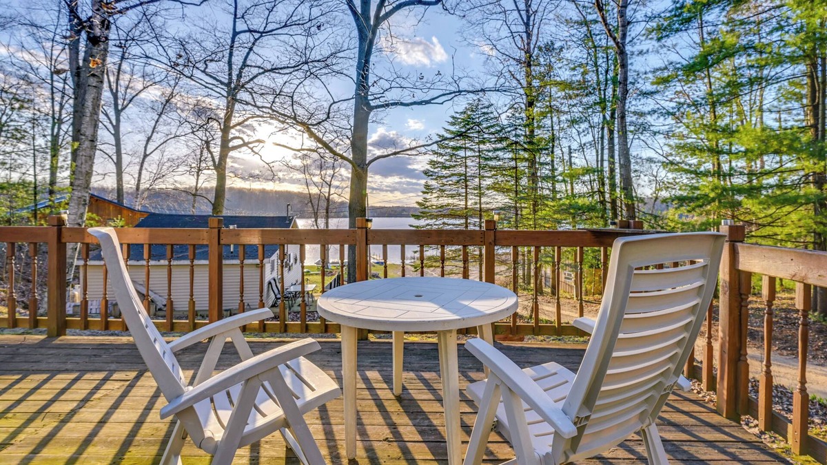 Lake Cottage | Cottage w/Deck & Bluff Lake Views: Walk to Beach!