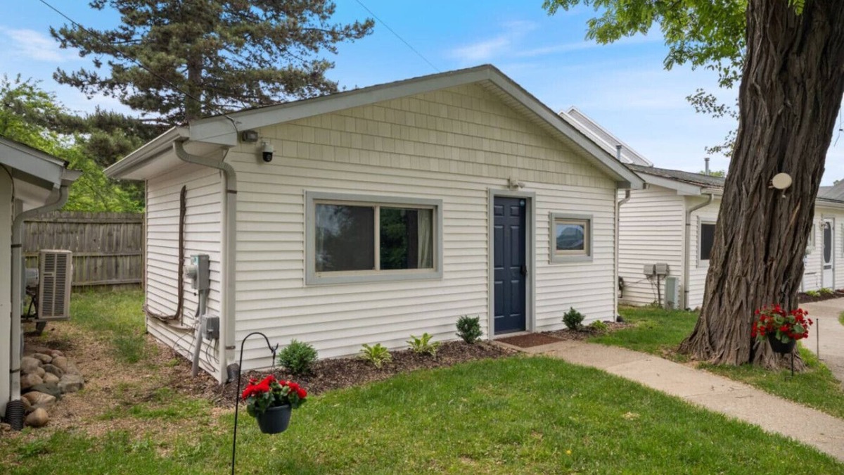 Whitmore Lake Cottage | Cottage w/Lake Access Unit 2