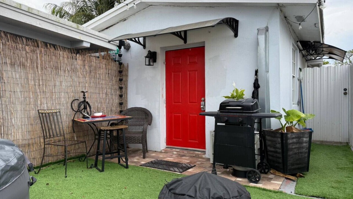 Miami Gardens Condo | Cottage w/Private Firepit, Entrance, Pking & BBQ