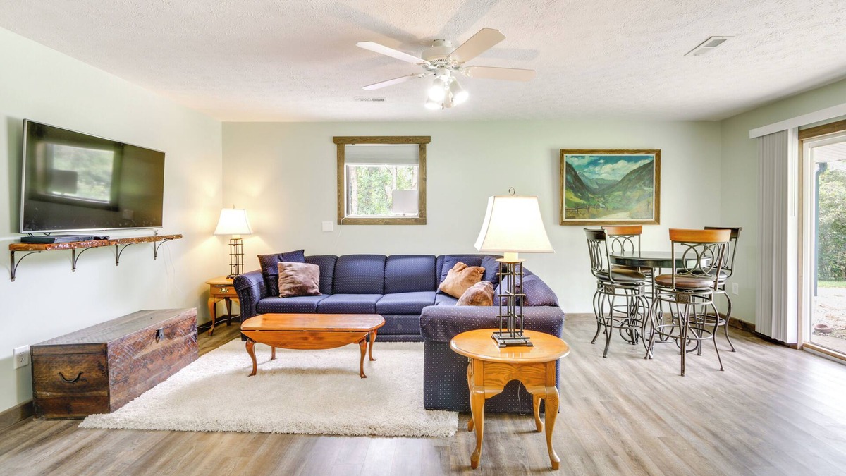 Nelsonville Cottage | Cottage w/Yard + Grill ~ 21 Mi to Hocking Hills!