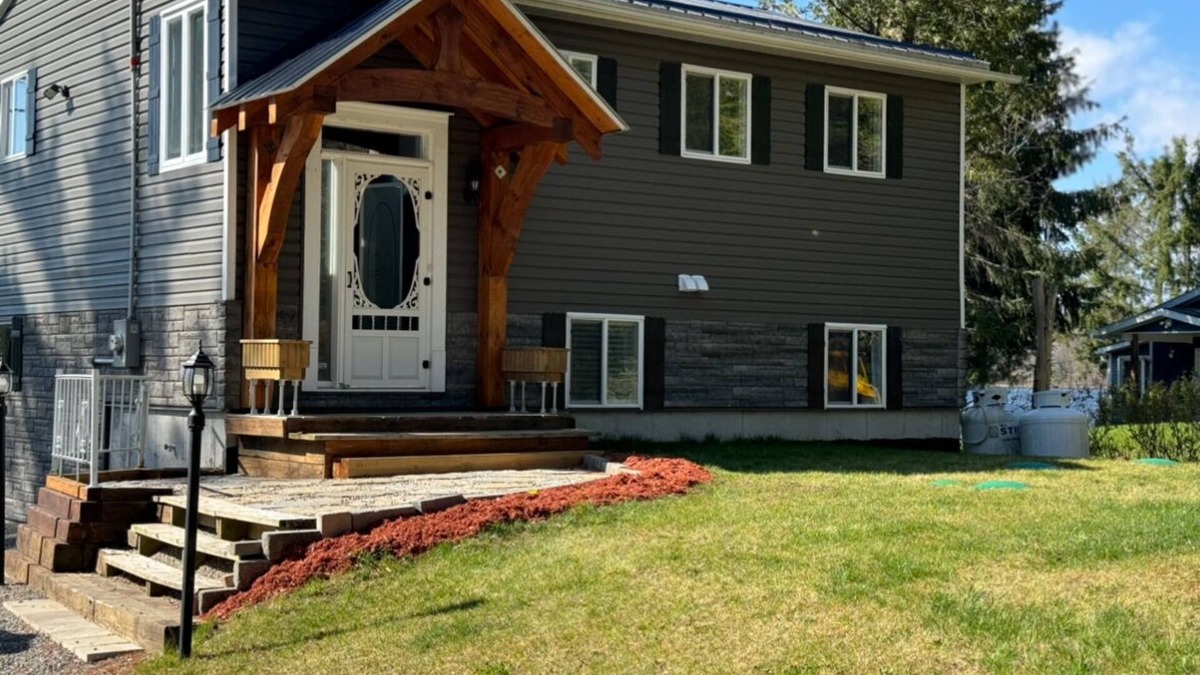 Front of Yonge Ski Chalet | Cottage waterfront