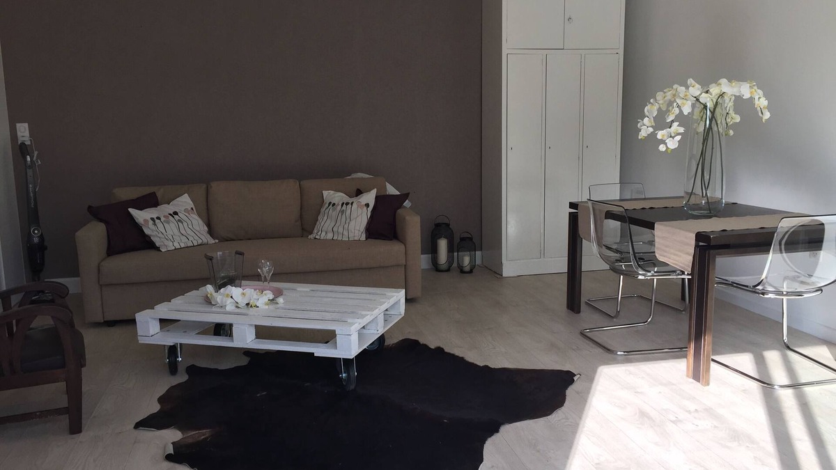 Trelou Sur Marne House | Cottage white orchids