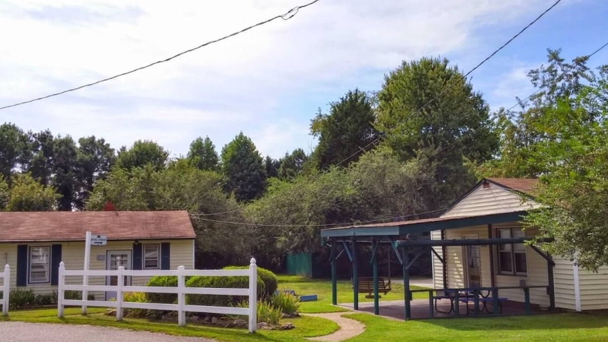 Williamsburg Cottage | Cottage - Williamsburg Pet-Friendly Getaway – Heated Pool, Free Game Room, Near Parks