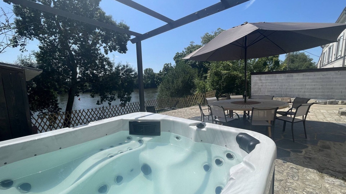 Chalonnes-sur-Loire Cottage | Cottage with private SPA, air conditioning, and Loire views