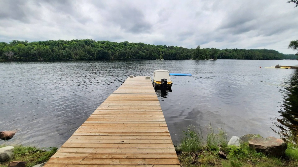 Unorganized Centre Parry Sound House | Cottage with 40' Dock! Beautiful lake with excellent fishing.