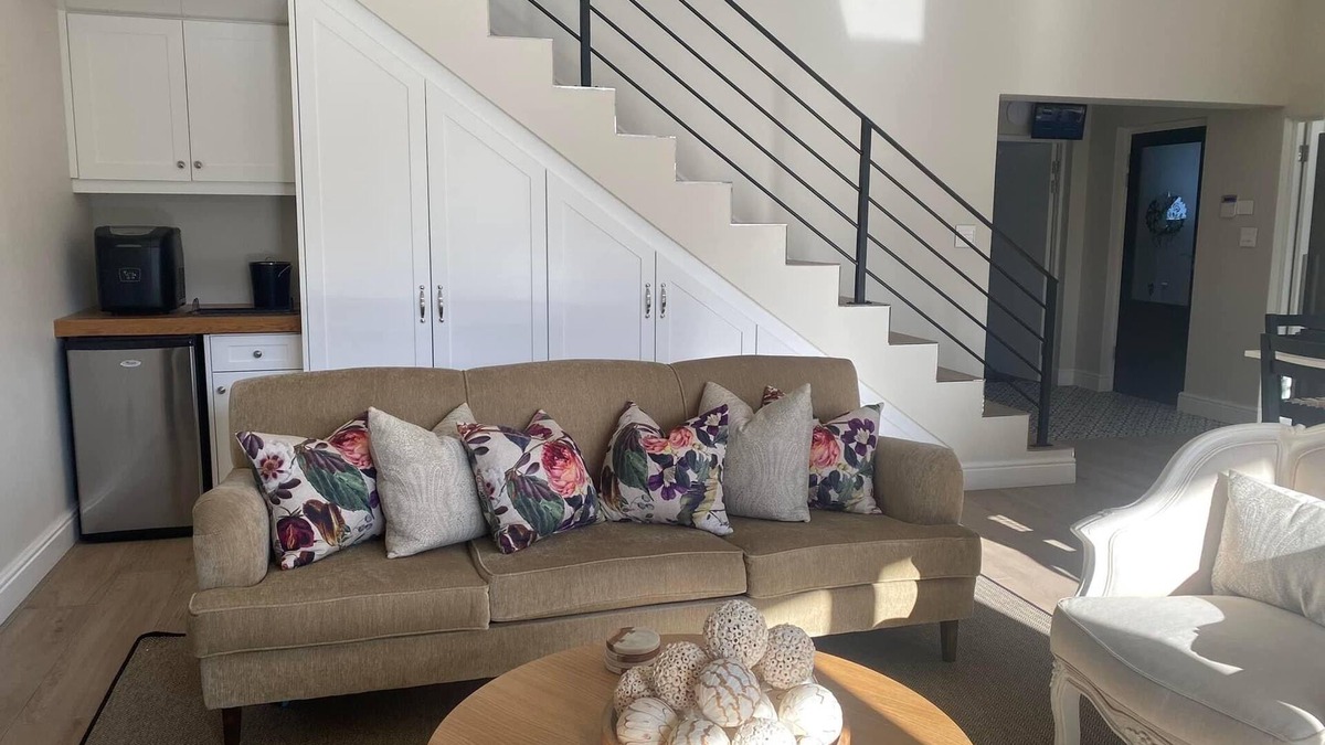 Constantia Cottage | Cottage with beautiful Mountain Views and a pool