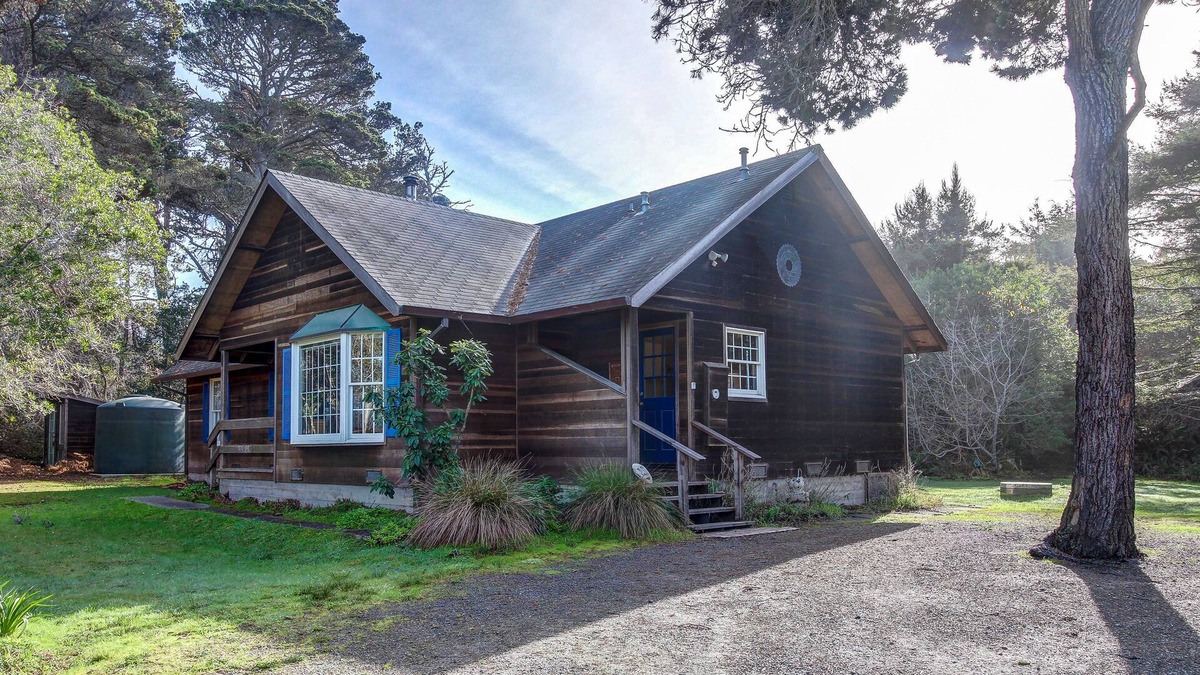 Cleone Cabin | Cottage with deck & electric fireplace- walk to the ocean, beach, & bluffs