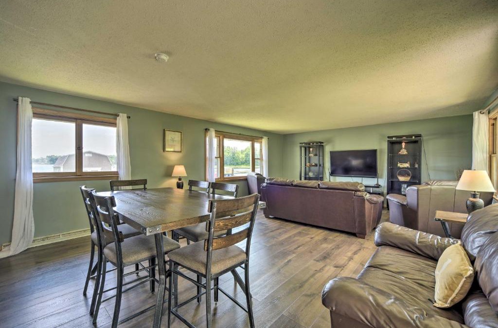 Lindstrom House | Cottage with Deck Situated on South Center Lake