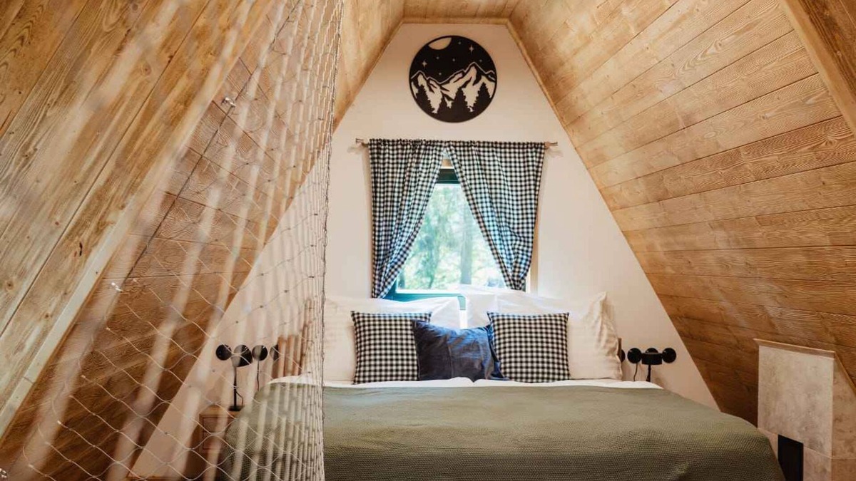 Dolni Mesto Cottage | Cottage with fireplace and patio and with campfire area