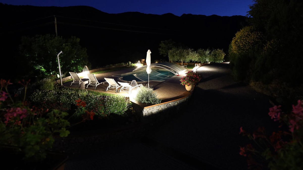 Rialto Cottage | Cottage with garden and heated pool