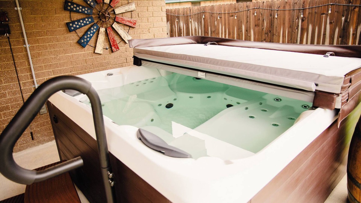 Terrell Cottage | Cottage with hot tub!