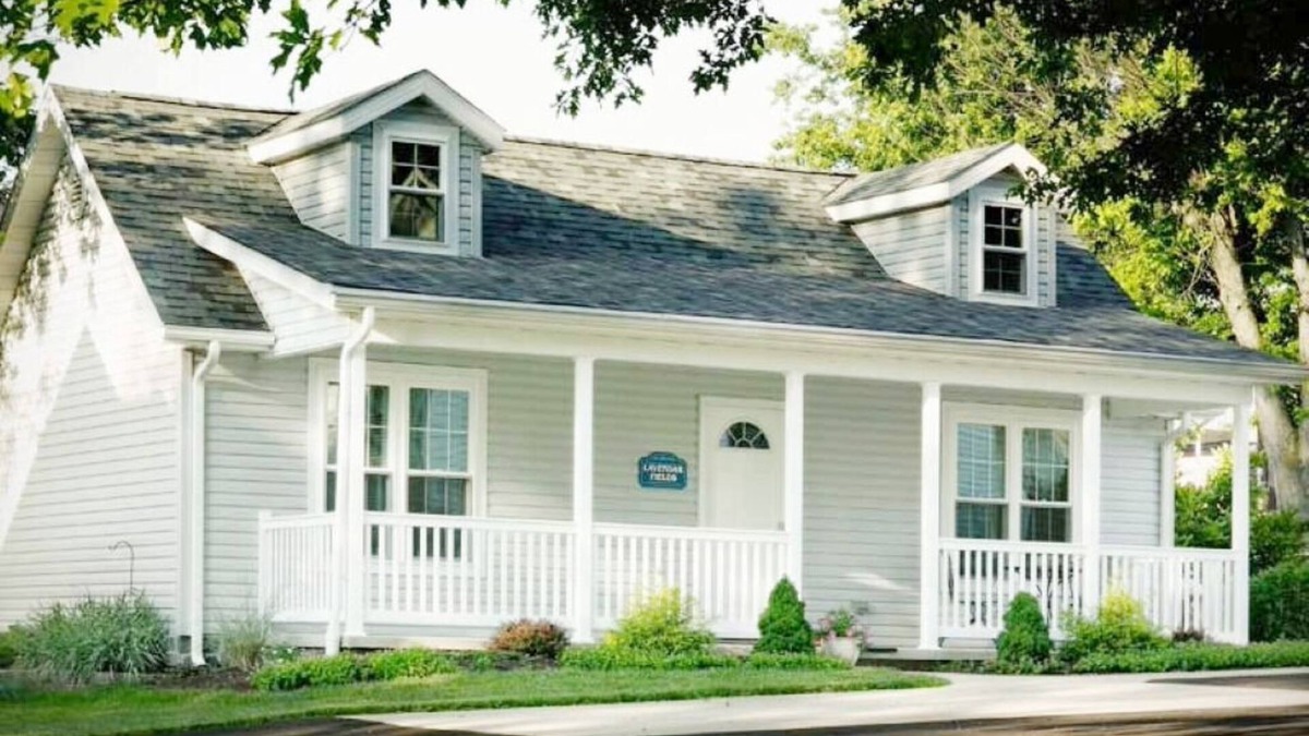 Berlin Cottage | Cottage with jacuzzi, Downtown Berlin Ohio