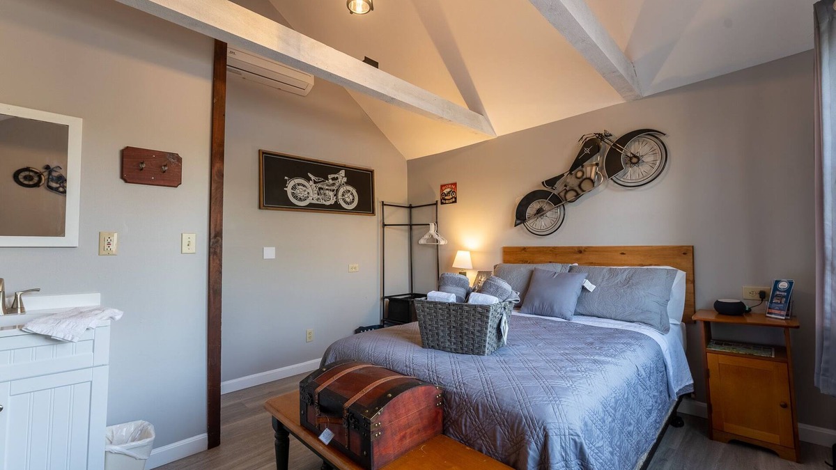 Alton Bay Cabin | Cottage with Lake Views & Access Now featuring AC Wi-FI and TV