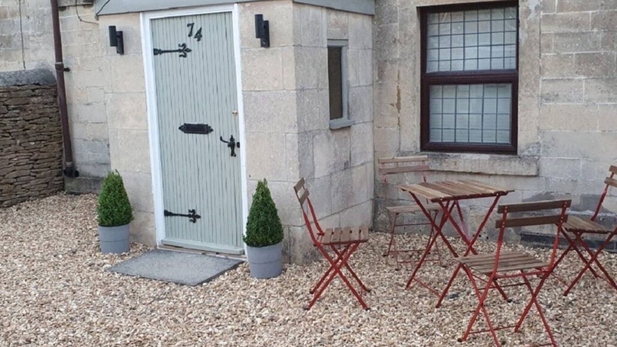 Corsham Cottage | Cottage with Large Drive