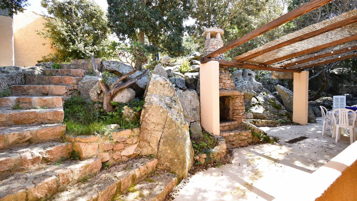Rena Majore House | Cottage with large outdoor space and A/C