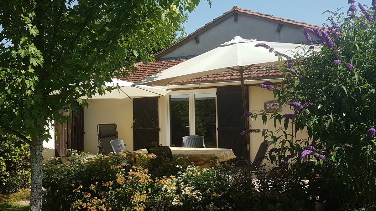 Vergt House | Cottage with large peaceful fenced garden.