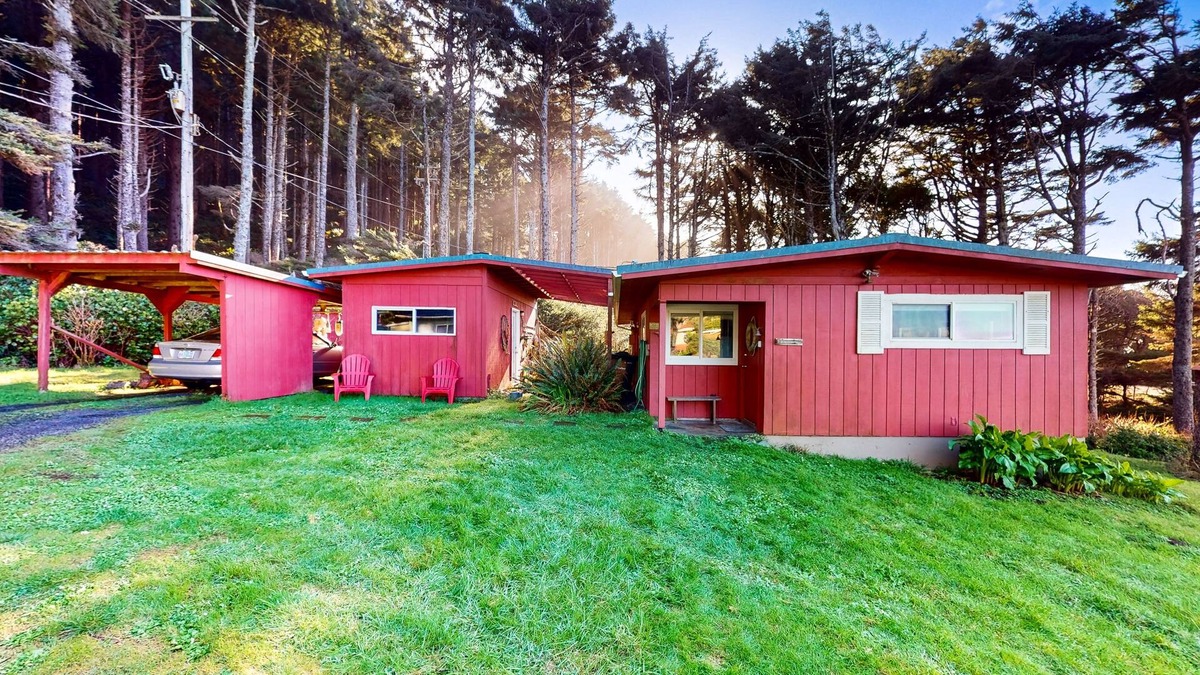 Yachats Cottage | Cottage with Panoramic Ocean Views in Quiet Area - Dogs OK
