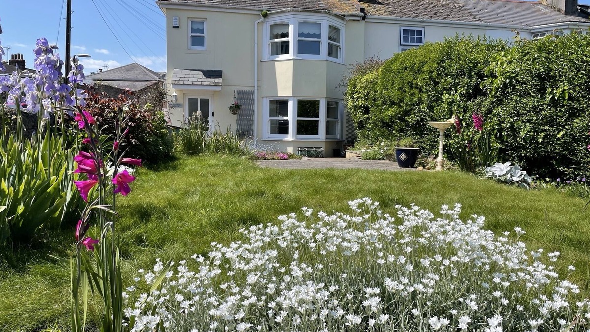 Babbacombe Cottage | Cottage with parking; sleeps 4; within walking distance of beach; dogs welcome.