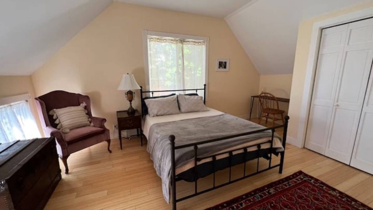 Burlington Cottage | Cottage with Private Garden in Heart of Downtown- kid friendly!