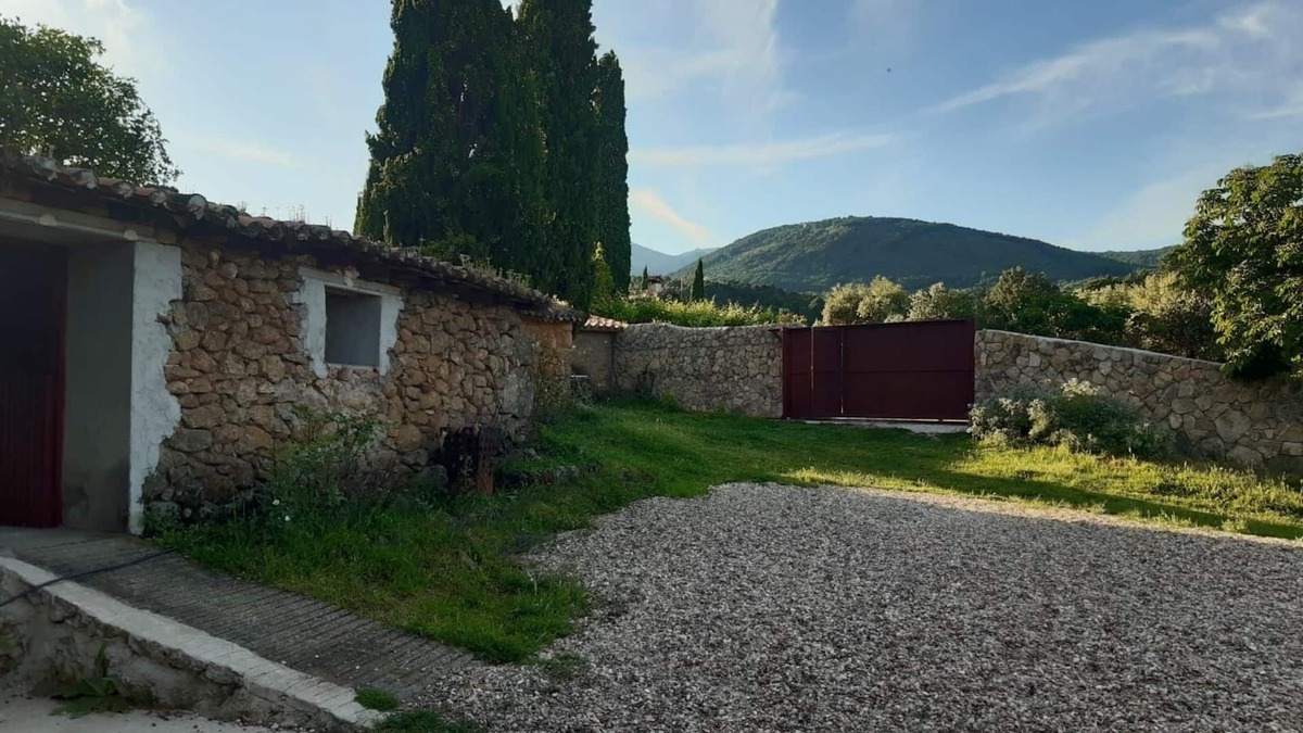 Poyales del Hoyo Cottage | Cottage. With stables and horses