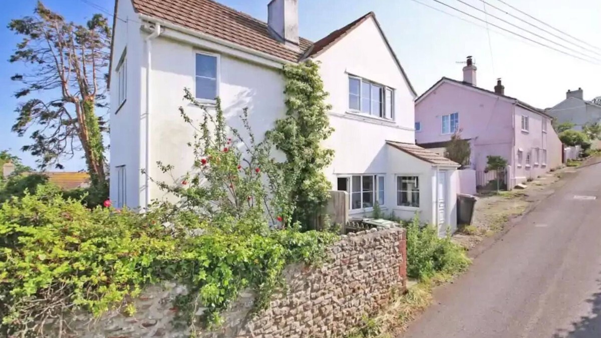 Charmouth House | Cottage with sea and countryside views - sleeps 6